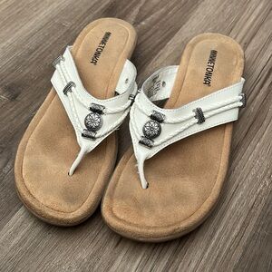 MINNETONKA White Leather Silver Metal Floral Detail Thong Sandals Women Size 8